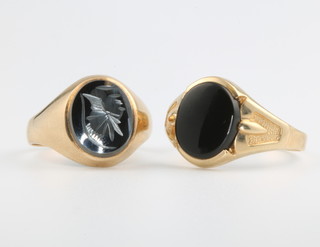 A gentleman's 9ct yellow gold onyx ring size U, a do. size N 1/2