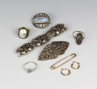 A gold up finger cocktail ring, a gold pin and minor jewellery