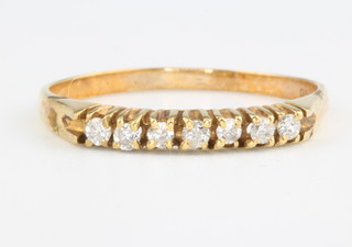 An 18ct yellow gold 7 stone diamond ring size O 1/2