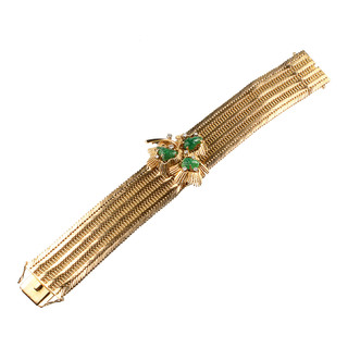 Kern, an unusual 18ct yellow gold mesh bracelet with detachable 18ct yellow gold brooch, mounted with carved emeralds and brilliant cut diamonds, bracelet 70 grams excluding brooch