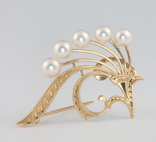 A 14ct yellow gold pearl scroll brooch, 4.8 grams