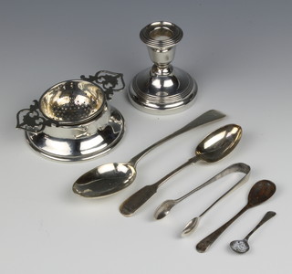 A silver tea strainer and stand, Birminhgam 1943/1944, a dwarf candlestick, dessert spoon and 4 other items, weighable silver 132 grams