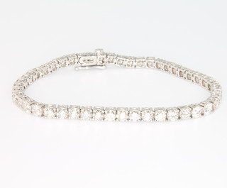 A 14ct white gold brilliant cut diamond tennis bracelet, approx 9.25ct, 80mml