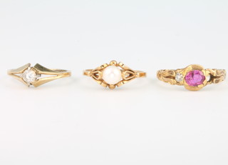 A 14ct yellow gold pearl ring, a 14ct gold paste ring and a yellow gold paste set ring, sizes K, M and M 