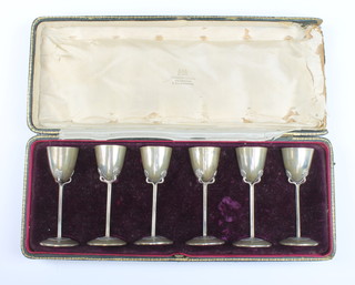 A set of 6 silver Art Nouveau tots with floral decoration Birmingham 1908, cased, 138 grams 