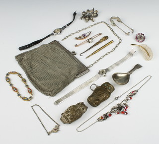 An Edwardian silver plated mesh purse, 2 novelty vestas and minor Victorian costume jewellery 