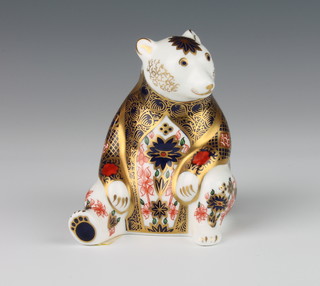 A Royal Crown Derby Imari pattern honey bear paperweight with gold stopper 10.5cm, boxed 