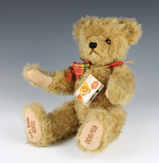 A limited edition Herman 2002 musical teddy bear, pad marked 69/800 37cm  