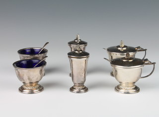 A silver 6 piece condiment set of vase form with 4 spoons and blue glass liners, Birmingham 1979, 370 grams, cased 
