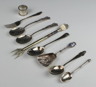 A pair of Edwardian silver spoons with pierced handles Sheffield 1904, minor silver flatware etc, weighable silver 128 grams 