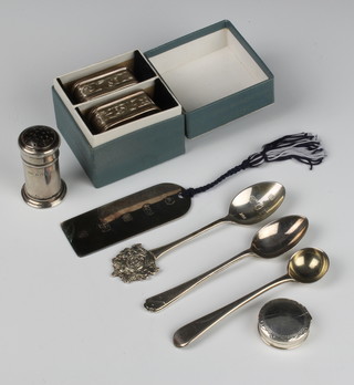 A pair of silver napkin rings Birmingham 1962 and minor silver items, weighable silver 104 grams 