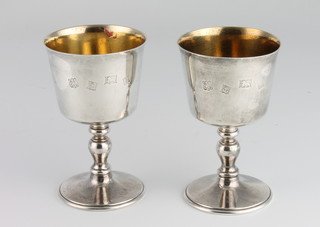 A pair of Queen Anne style silver goblets, Birmingham 1970, 301 grams 12 cm
