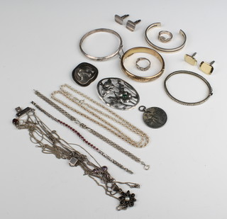 A silver bangle and minor silver jewellery, 204 grams 
