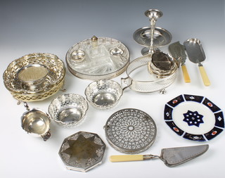 A pierced silver plated bowl and minor plated items