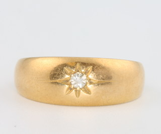 A gentleman's 18ct yellow gold single stone diamond ring, size M 