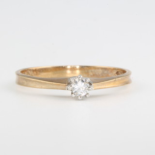 A 9ct yellow gold single stone diamond ring size O 