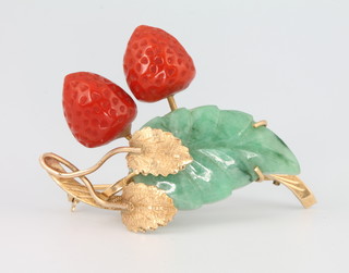 An unusual 18ct yellow gold brooch carved with 2 coral strawberries and a carved jade leaf 45mm x 32mm 