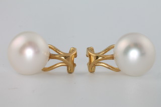 A pair of yellow gold cultured pearl ear clips 12cm 