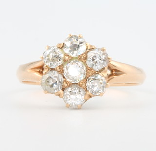 A yellow gold 7 stone diamond daisy cluster ring, size P 