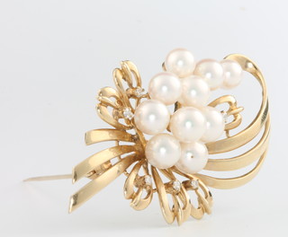A 14ct yellow gold cultured pearl and diamond spray brooch 6.5cm x 4.5cm 