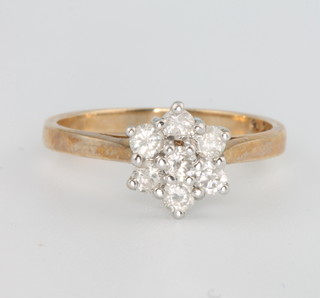 A 9ct yellow gold 7 stone diamond daisy ring, size N, approx 0.5ct 