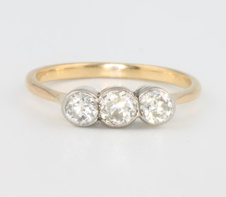 A yellow gold 3 stone diamond ring, approx. 0.5ct 