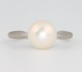 An 18ct white gold cultured pearl ring 9mm, size L 