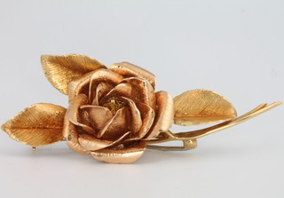 An 18ct 2 colour yellow gold brooch in the form of a rose 14.7 grams, 65mm x 27mm 