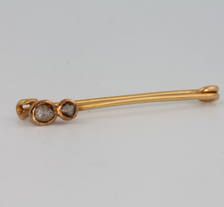 A yellow gold 2 stone diamond bar brooch, 32mm 