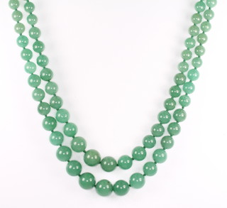 A graduated jade necklace with gilt clasp, 52cm 