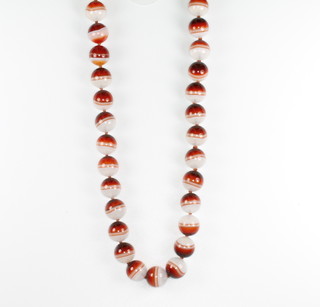 A banded agate bead necklace with gilt clasp 40cm 