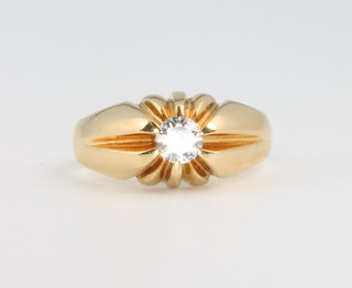 A gentleman's 18ct yellow gold single stone diamond ring approx. 0.4ct, size h 