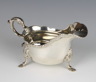 A silver sauce boat with S scroll handle and scroll feet, Birmingham 1959, 216 grams 