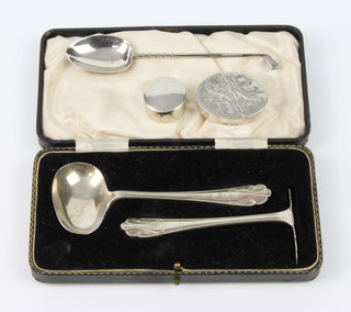 A silver pusher and spoon, Sheffield 1930, 2 pill boxes and a novelty teaspoon in the form of a golf club  68 grams 