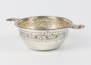 A Continental silver 2 handled bowl 196 grams, 19.5cm 