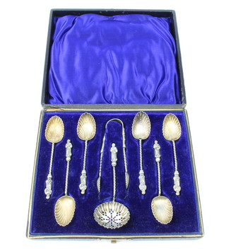 A set of 6 Victorian silver teaspoons, nips and sugar shaker with shell bowls and apostle handles, in a fitted case, Birmingham 1898, 60 grams 