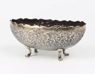 Two 800 standard repousse bowls on raised legs 12cm and 17cm, 368 grams 