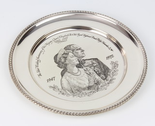 A silver commemorative plate for the Silver Wedding Anniversary of Her Majesty Queen Elizabeth II and His Royal Highness Prince Philip 1972, 282 grams, 25cm 