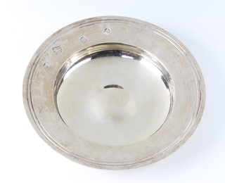 A silver Armada dish London 1965, 118 grams, 11.5cm 