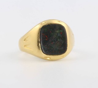 A gentleman's 18ct yellow gold hardstone signet ring size M 