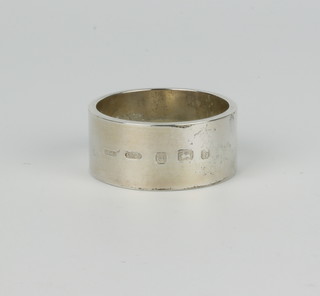 A contemporary silver napkin ring of simple form London 2002, 69 grams 