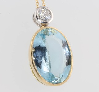 A yellow gold oval aquamarine pendant set with a diamond, the oval aquamarine approx. 8ct the brilliant cut diamond approx. 0.4ct 