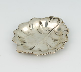 A silver dish in the form of a vine leaf 26 grams, 9cm 
