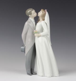 A Lladro group of a bride and groom 6620 20cm 