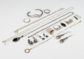 A quantity of gem set silver jewellery 128 grams