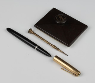 An Edwardian gold plated propelling pencil, a Parker fountain pen and a novelty marmite desk blotter 
