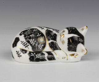 A Royal Crown Derby Imari pattern paperweight of a cat Misty with gold stopper 4cm 