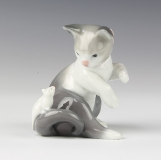 A Lladro figure of a kitten with a mouse on his tail 8cm 