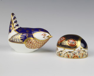 A Royal Crown Derby Imari pattern paperweight in the form of a ladybird with gold stopper 4cm boxed together with a ditto of a wren with no stopper 4cm 