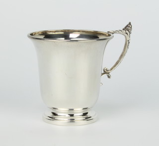 A silver tapered mug with fancy acorn handle, Birmingham 1970, 98 grams